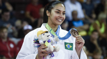 Mariana Silva exibe sua medalha de bronze no Pan-Americano de 2015, em Toronto, Canadá