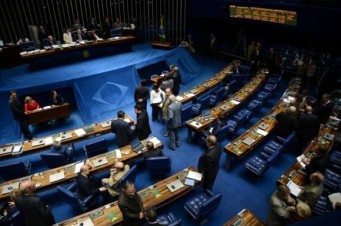 Os senadores irão decidir se aceitam o processo de impeachment de Dilma Rousseff 