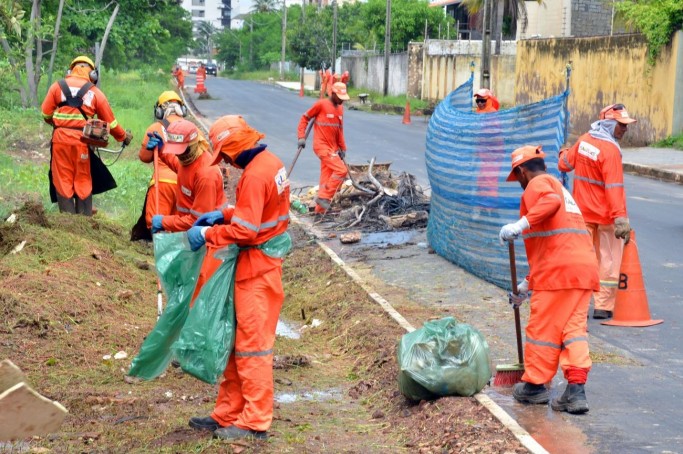 Prefeitura promove arborização durante ação da campanha "Mais Limpeza, Mais Saúde" na Ponta d'Areia