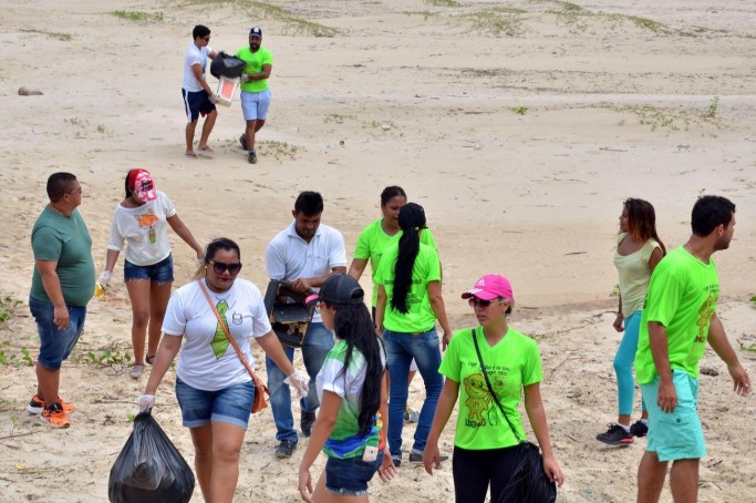 Prefeitura promove arborização durante ação da campanha "Mais Limpeza, Mais Saúde" na Ponta d'Areia