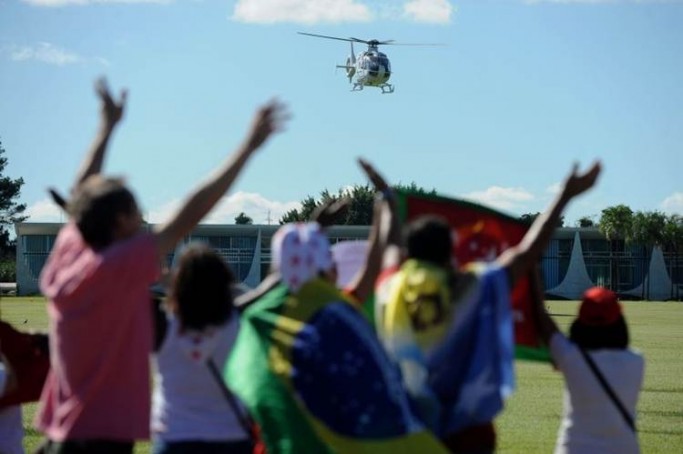 Antes do embarque de Dilma, 40 mulheres fizeram um pequenique perto do Alvorada em apoio à presidente