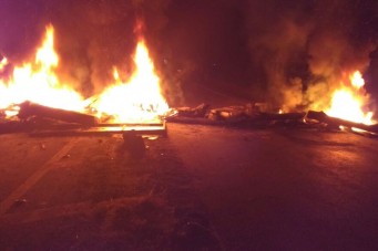 Acidente no km 397 da BR 316 causa revolta em populares que fecharam a pista colocando fogo em paus e pneus