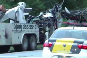 Acidente com ônibus na rodovia Mogi-Bertioga