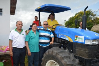 Governo entrega trator e implementos agrícolas em Turiaçu