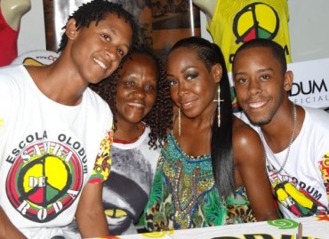 Tichina também participou do início do percurso do desfile do bloco Olodum em Salvador