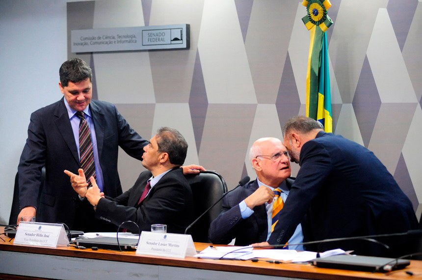 Senadores Ricardo Ferraço (PSDB-ES), Hélio José (PMDB-DF), Lasier Martins (PDT-RS) e Telmário Mota (PDT-RR) antes da audiência pública conjunta de 3 de maio passado