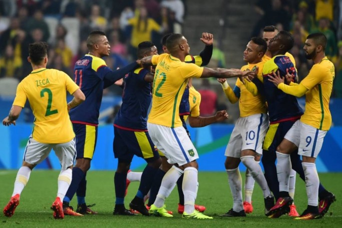 Jogo com os colombianos foi pegado, com direito à confusão no primeiro tempo (Djalma Vassão/Gazeta Press)