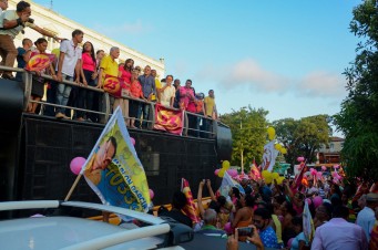 Eliziane Gama em ato público na Praça Deodoro