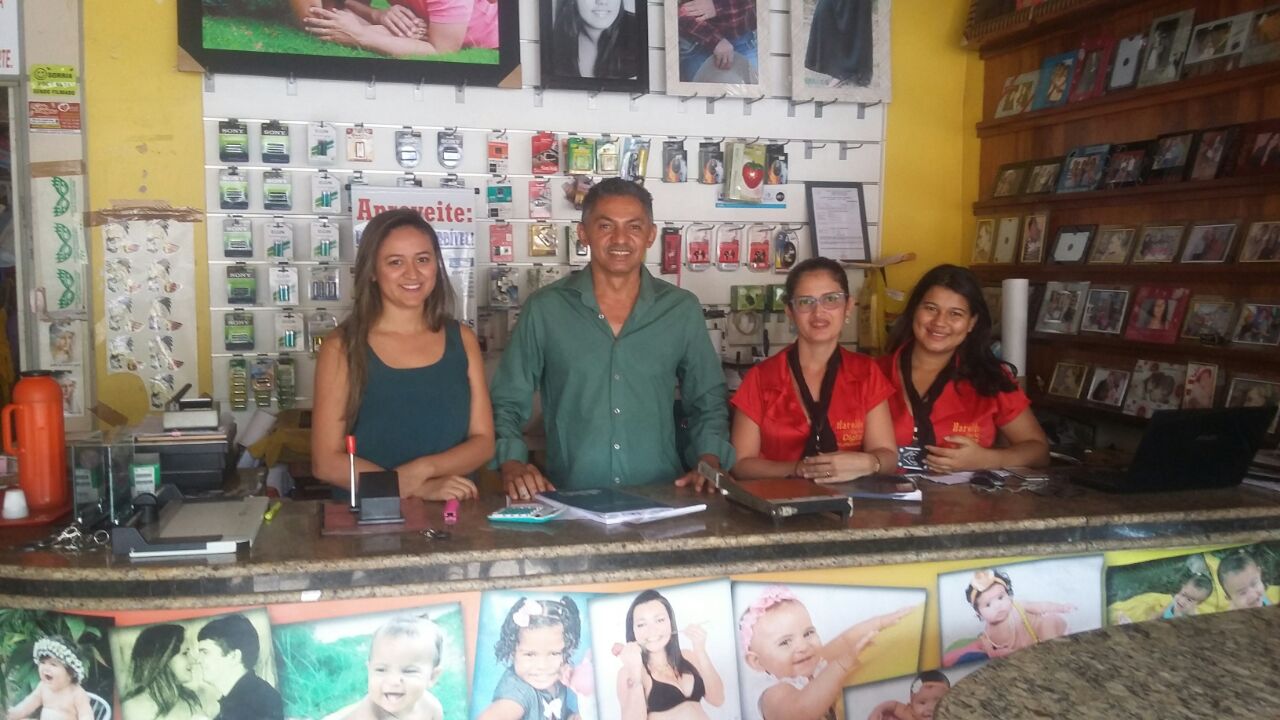 Fotógrafo Haroldo Costa (ao centro), é proprietário do Cine Foto Digital, em Grajaú. O profissional encontrou na capacitação a alternativa para manter-se no mercado.