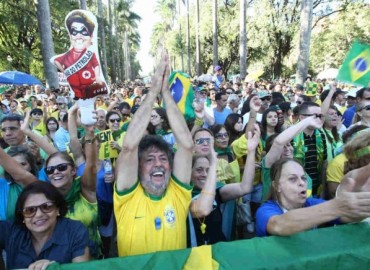 Manifestantes comemoram aprovação do impeachment na Praça da Liberdade, em BH