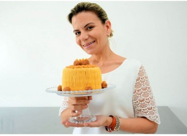 Marcela Oliveira com a torta de churros