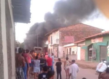 Ônibus Linha Popular/Ipase incendiado na Vila Isabel Cafeteira