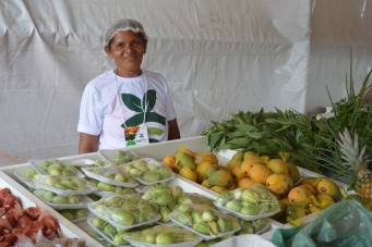 Agricultora familiar Maria Lúcia Gaspar disse que está muito feliz com a estrutura da feira