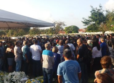 Enterro de João Castelo leva multidão ao Parque da Saudade