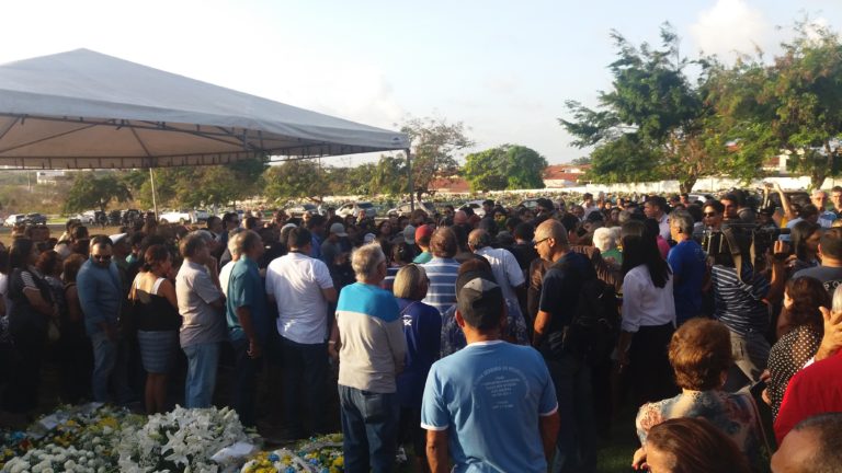 Enterro de João Castelo leva multidão ao Parque da Saudade