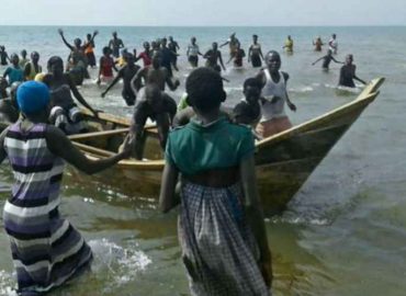 Navio de time amador de Uganda naufraga em lago e deixa mortos