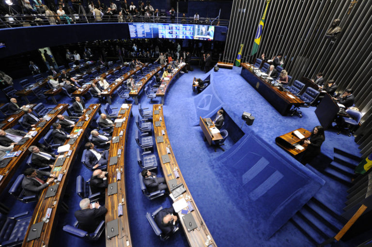 Senado aprova projeto em que presos sejam levados a juiz em 24 horas