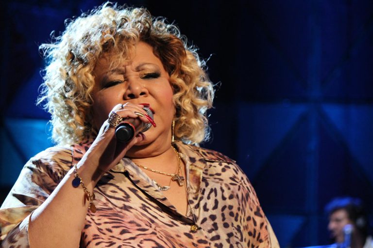 Alcione permanece internada em São Paulo