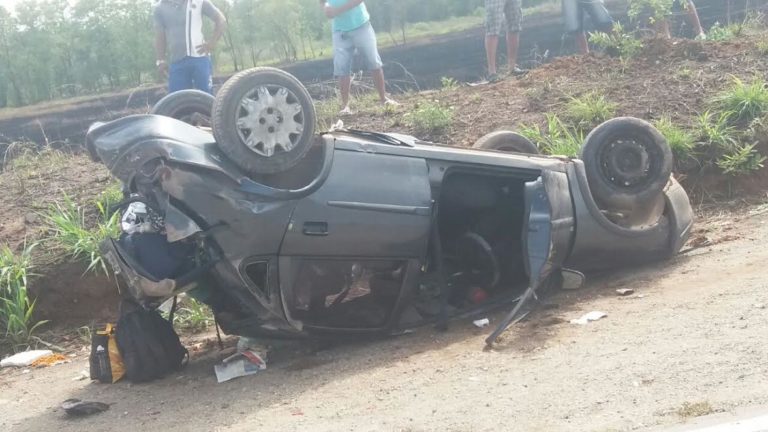 Colisão faz carro capotar em Bacabeira