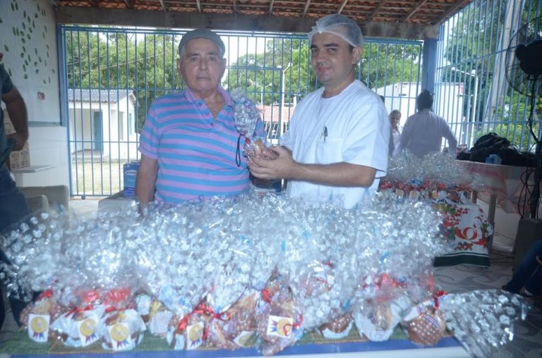 Idosos recebem chocotones produzidos por internos do sistema prisional