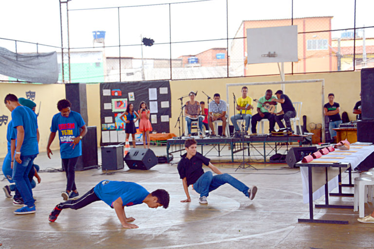 Escola premiada em projeto Leitor do Futuro realiza show de talentos
