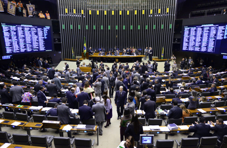 Leitura do parecer da reforma da Previdência é adiada para amanhã