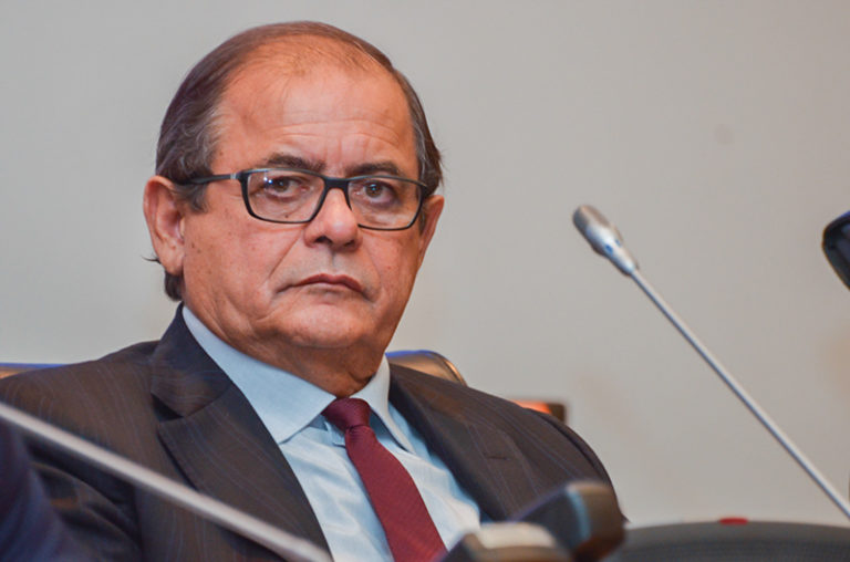 Humberto Coutinho cancela compra de celulares e tablets pela Assembleia