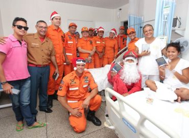 Papai Noel visita pacientes no Hospital Tarquínio Lopes