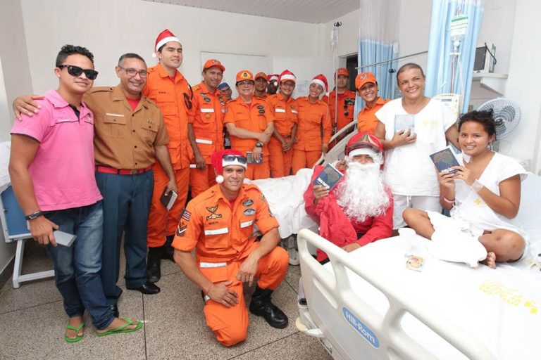 Papai Noel visita pacientes no Hospital Tarquínio Lopes