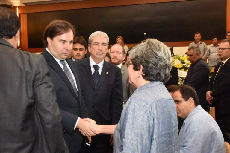 Presidente da Câmara dos Deputados presta homenagem a João Castelo