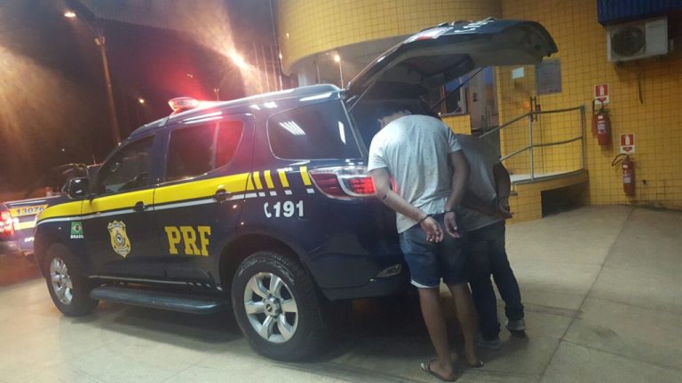 PRF prende dois por porte ilegal na BR 222