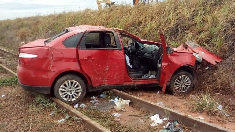 Automóvel colide em barranco e vai parar sobre os trilhos