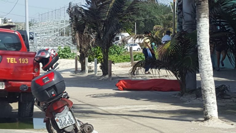 Corpo de turista afogado continua exposto