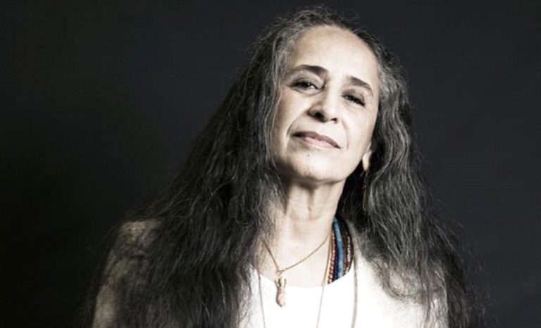 Maria Bethânia recebe título de doutor honoris causa da UFBA