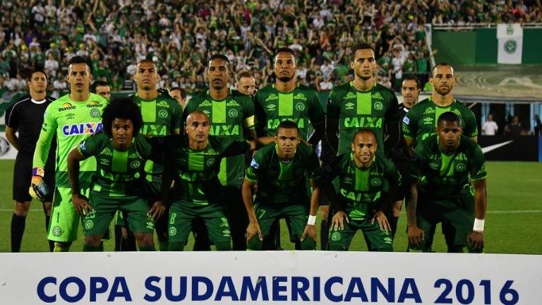 Acidente aéreo com equipe da Chapecoense deixa ao menos 76 mortos