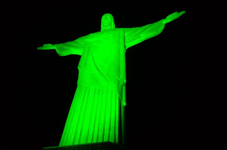 Monumentos são iluminados em homenagem à Chapecoense