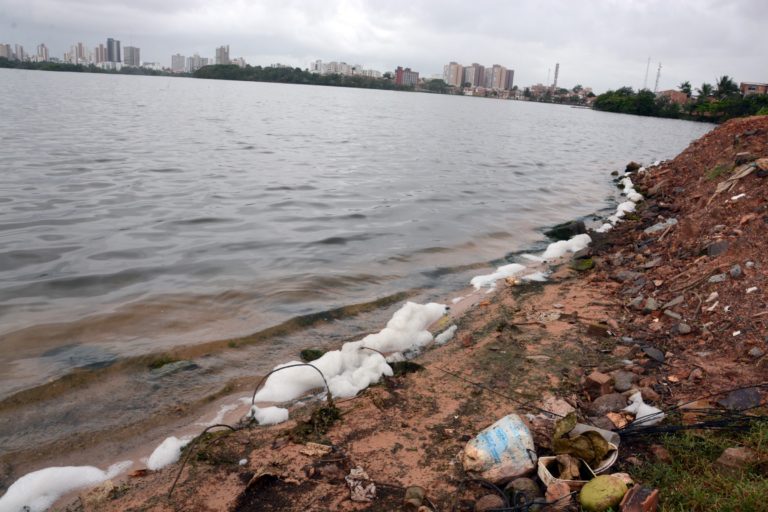 Araçagi e Ponta dAreia impróprias ao banho
