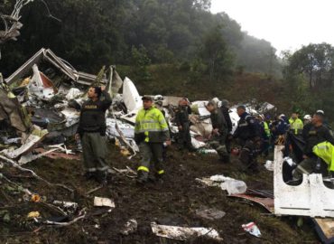 Avião da Chapecoense pode ter se chocado contra um morro