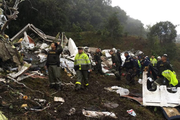 Avião da Chapecoense pode ter se chocado contra um morro