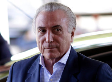 Michel Temer liga para Bolsonaro e parabeniza presidente eleito