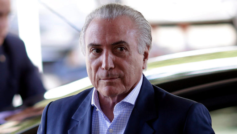 Michel Temer liga para Bolsonaro e parabeniza presidente eleito