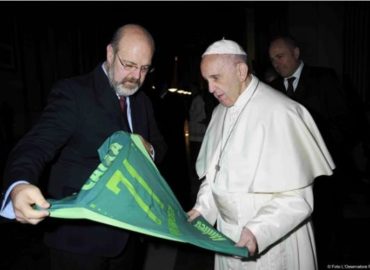 Após mensagens de apoio, Papa Francisco ganha camisa da Chapecoense