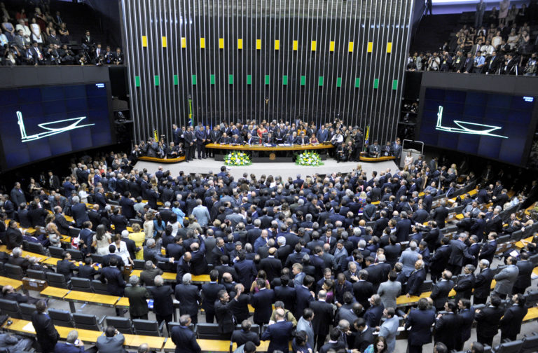 O que faz um deputado federal e senador?