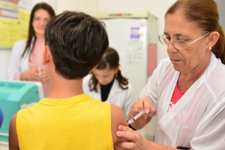 Vacinação contra gripe começa nesta segunda-feira