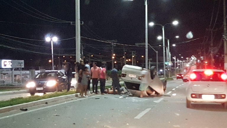 Carro perde o controle e capota na Avenida dos Holandeses