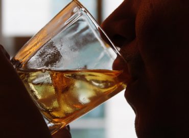 Cientistas descobrem porque bebidas alcoólicas estimulam o apetite