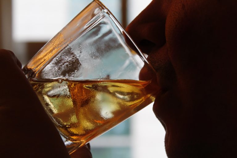 Dia de Combate ao Alcoolismo: médicos alertam sobre danos à saúde