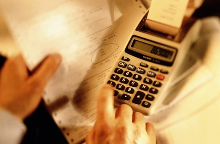 Juros do cartão de crédito crescem 2,4% e atingem 484,6% ao ano