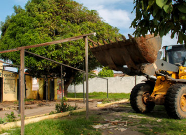 Construções irregulares são retiradas em Ribamar