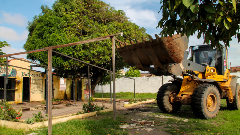 Construções irregulares são retiradas em Ribamar